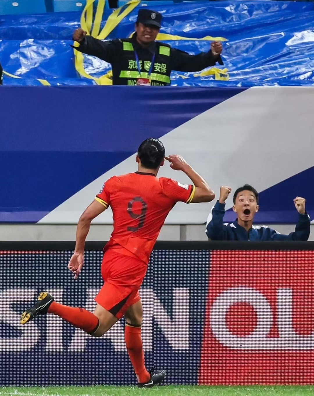 包含日本队面对挑战，确保小组第一的词条