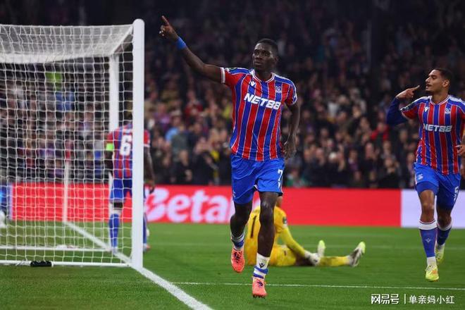 射手梅开二度，帮助球队取胜