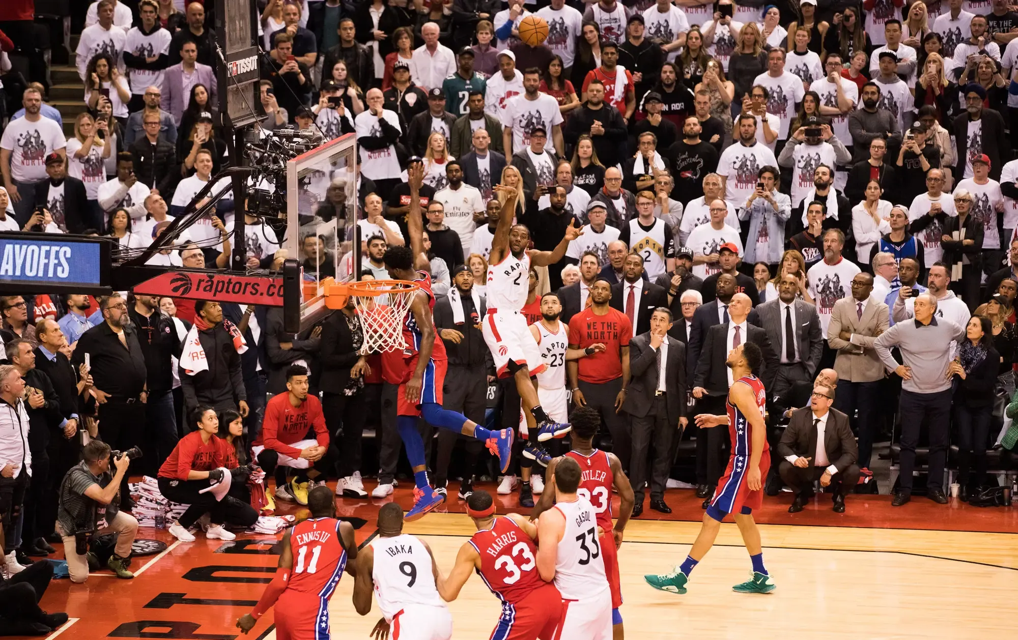 篮球比赛场面激烈，球员拼尽全力争夺胜利的简单介绍