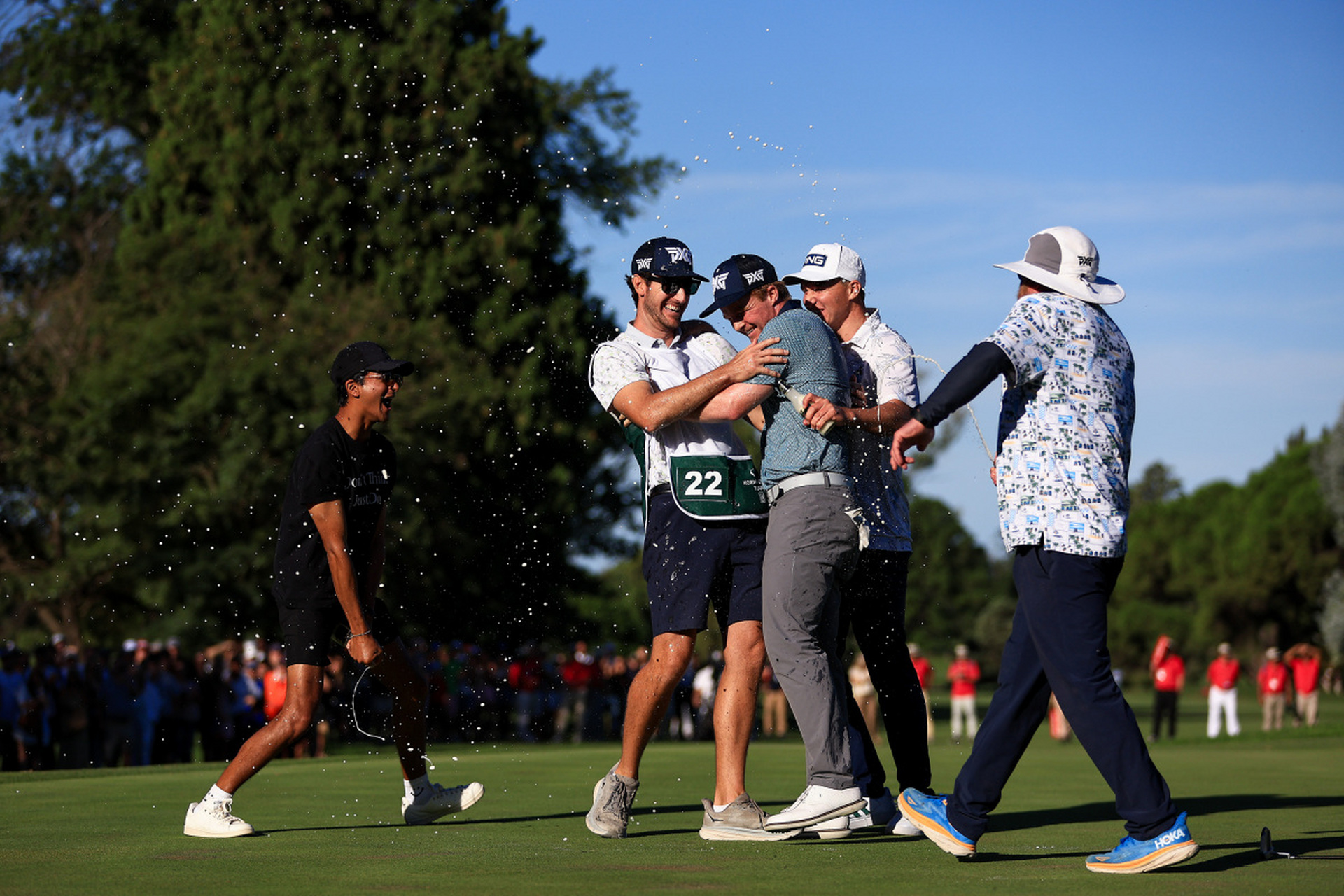 球员们在比赛中展现出团结和拼搏的精神