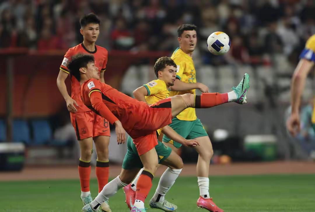 球员们在比赛中展现出团结和拼搏的精神