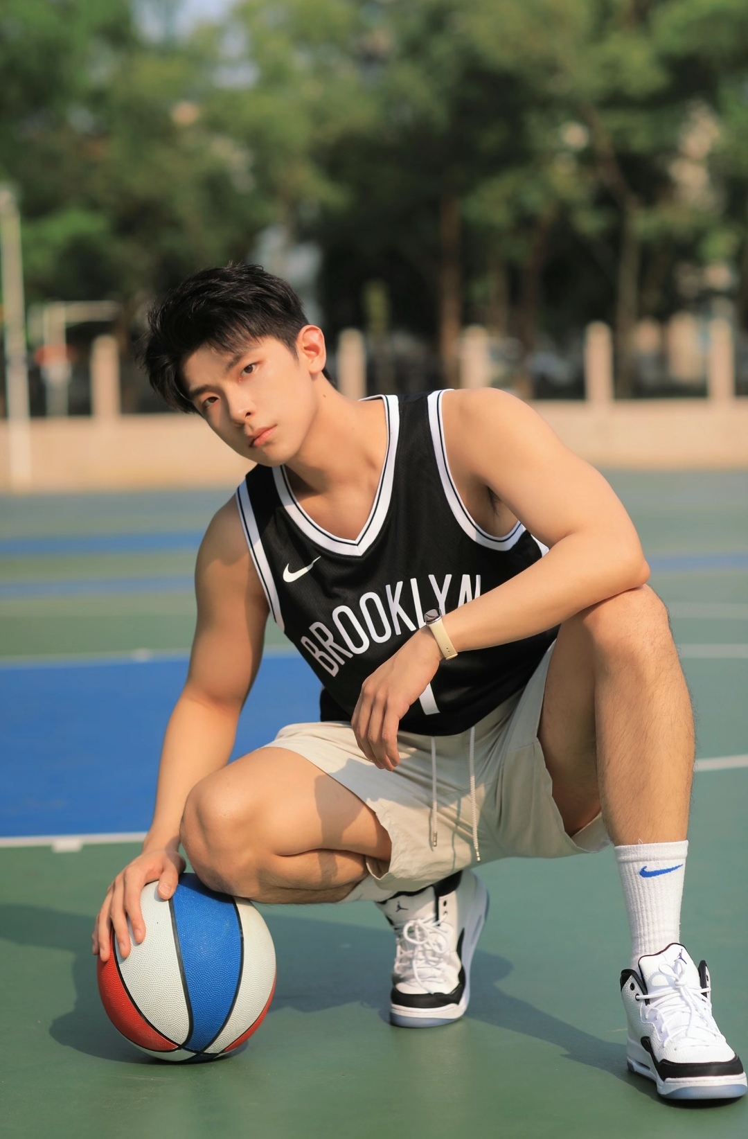 包含球场上挥汗如雨，球员们战斗到底的词条