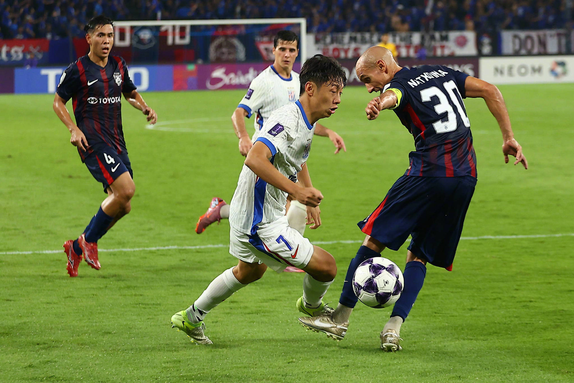 关于东亚足球赛场精彩绝伦，全队士气高涨的信息