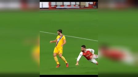 包含惊险瞬间频现，球员们奋力拼搏的词条