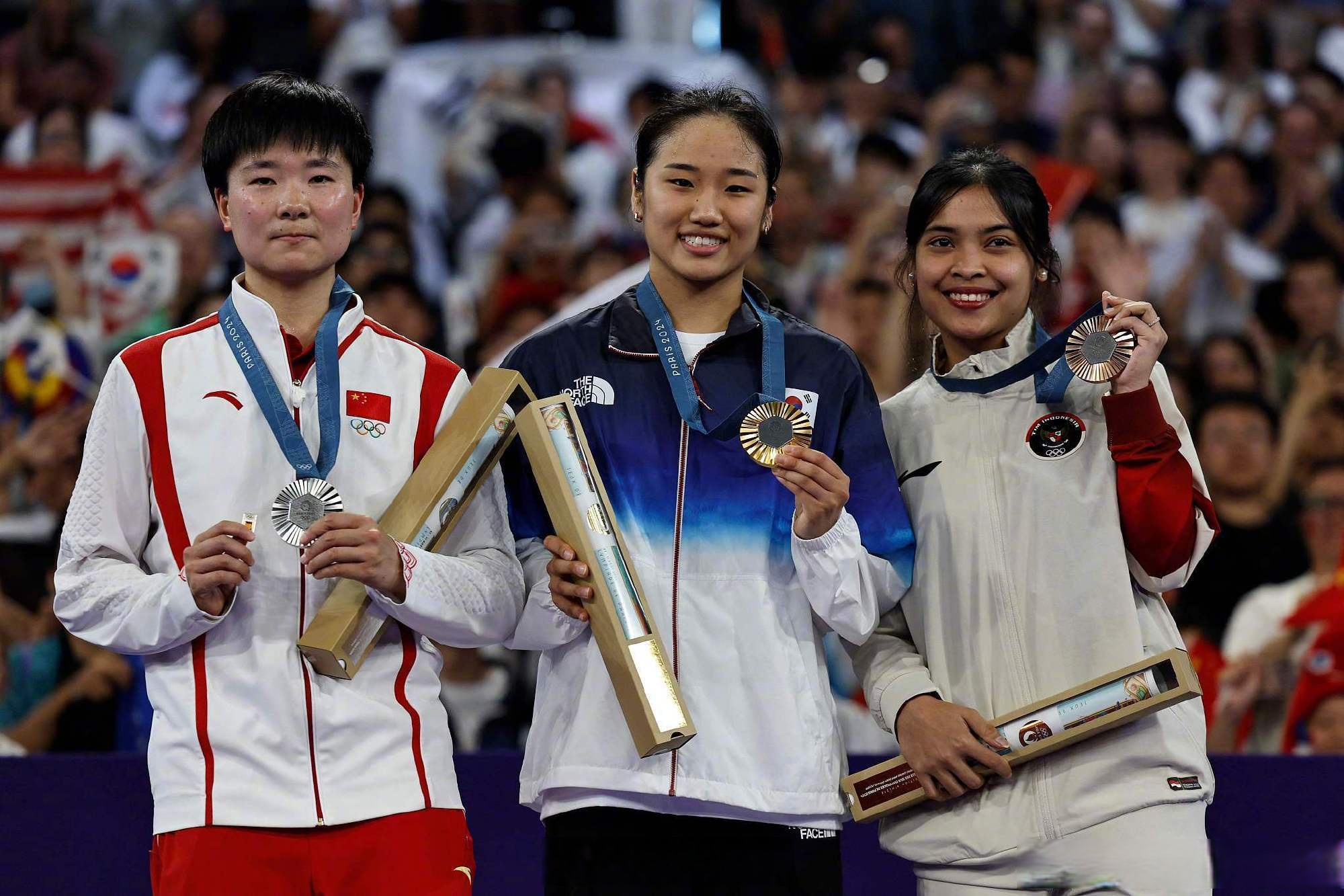 关于眼泪洒满领奖台中国后轻飘飘助她们拿金牌的信息