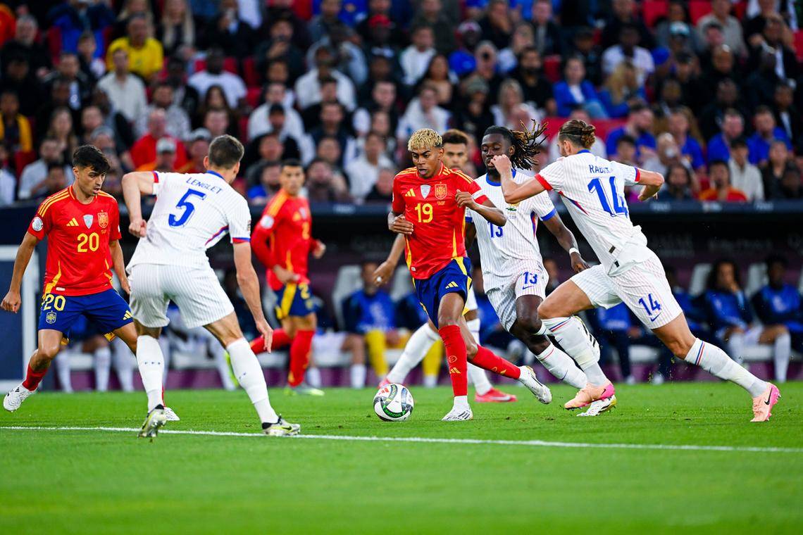 包含欧预赛上演经典对决：球员们在场上拼尽全力的词条