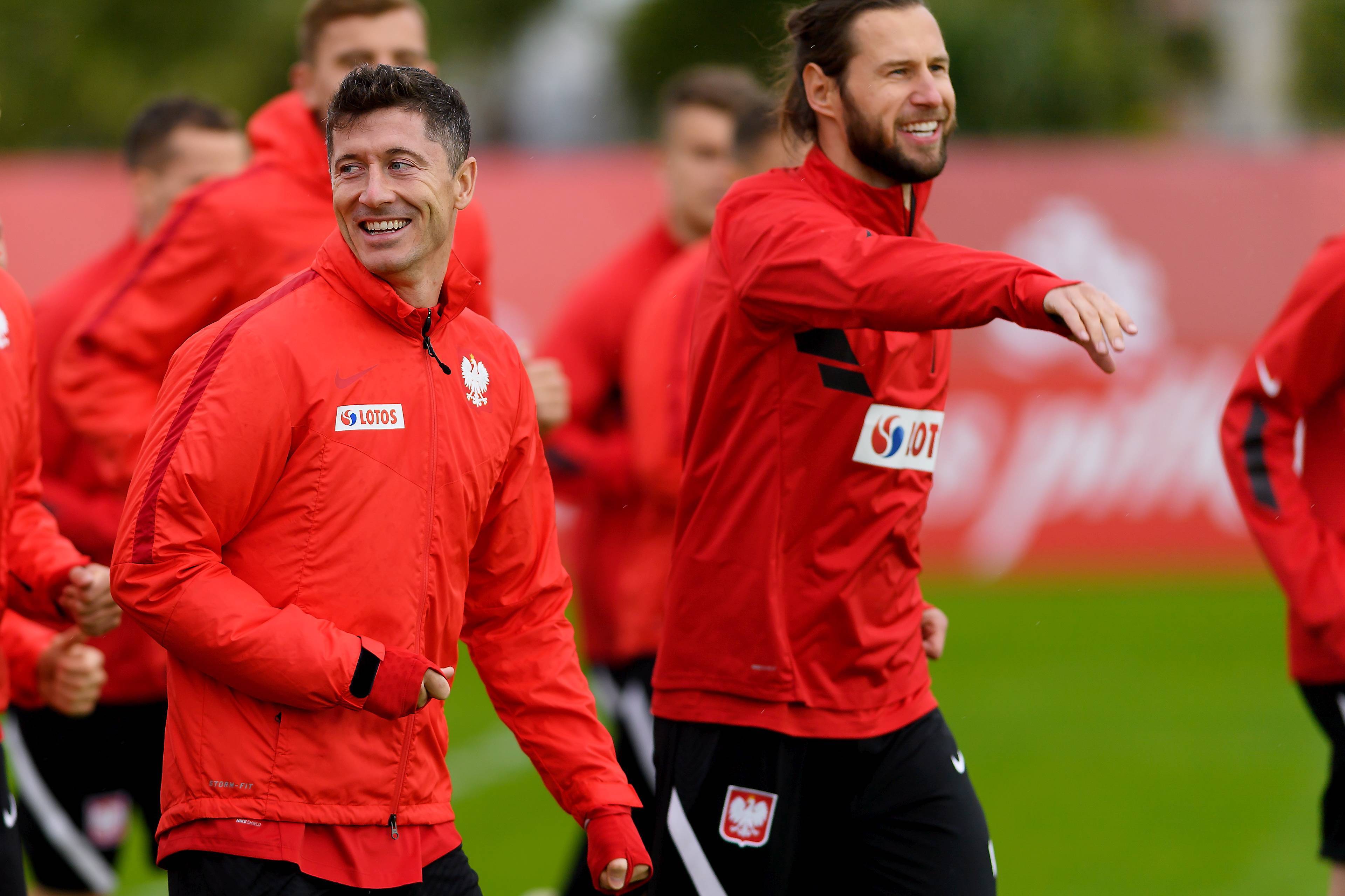 包含奥地利队碾压波兰队，奥恰洛夫统治全场的词条