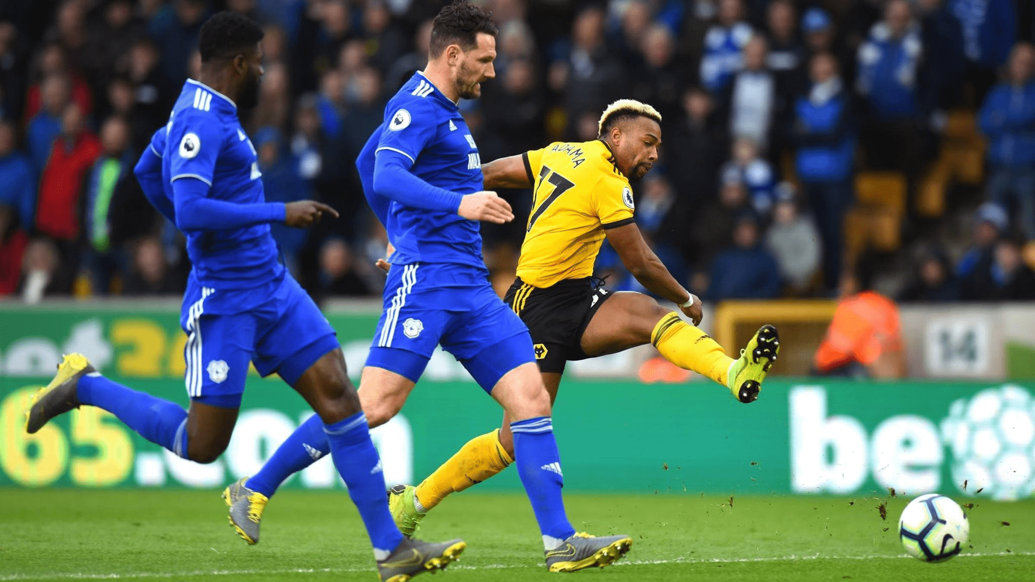 狼队客场轻取米尔沃尔，球员胜利庆祝