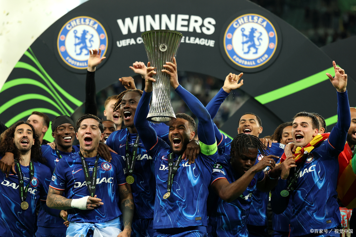 狼队客场轻取米尔沃尔，球员胜利庆祝