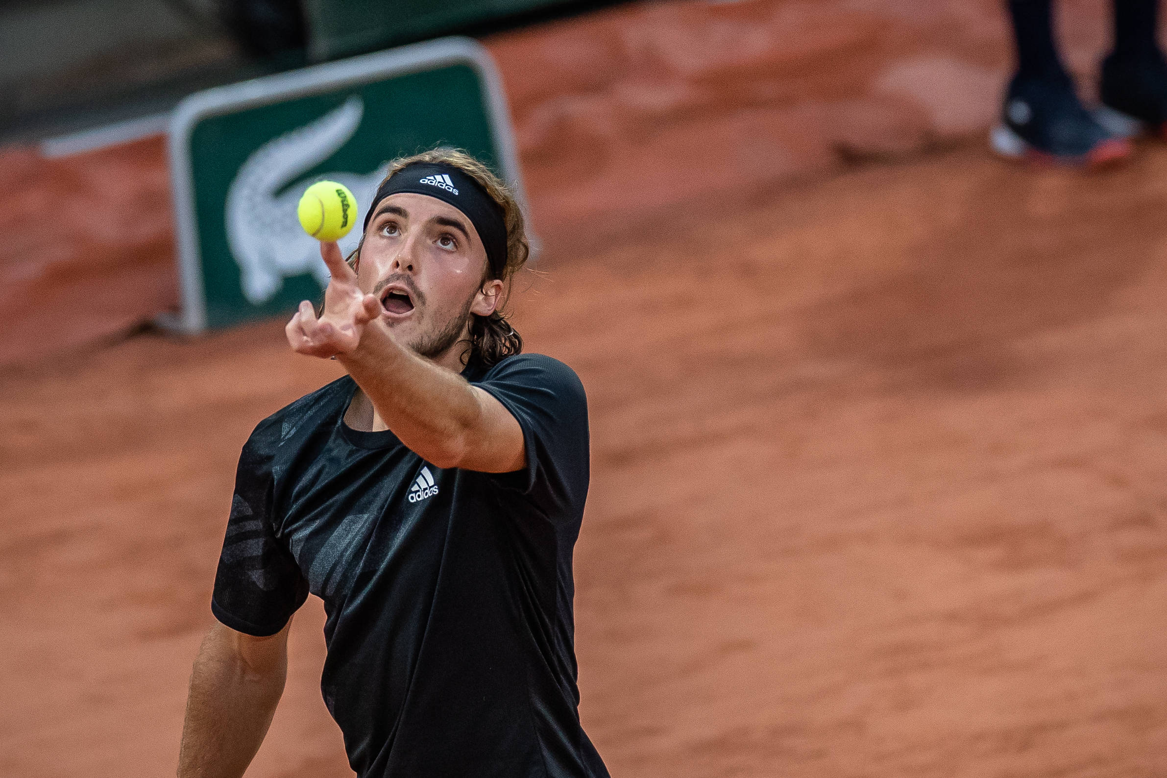 包含英国网球队险胜美国网球队，西西帕斯关键制胜的词条