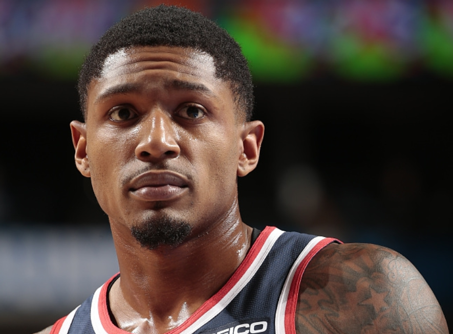 包含奇才鏖战加拿大男篮，米切尔完成帽子戏法的词条